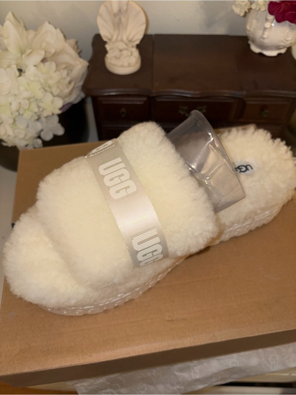 UGG FLUFFITAS SIZE 9